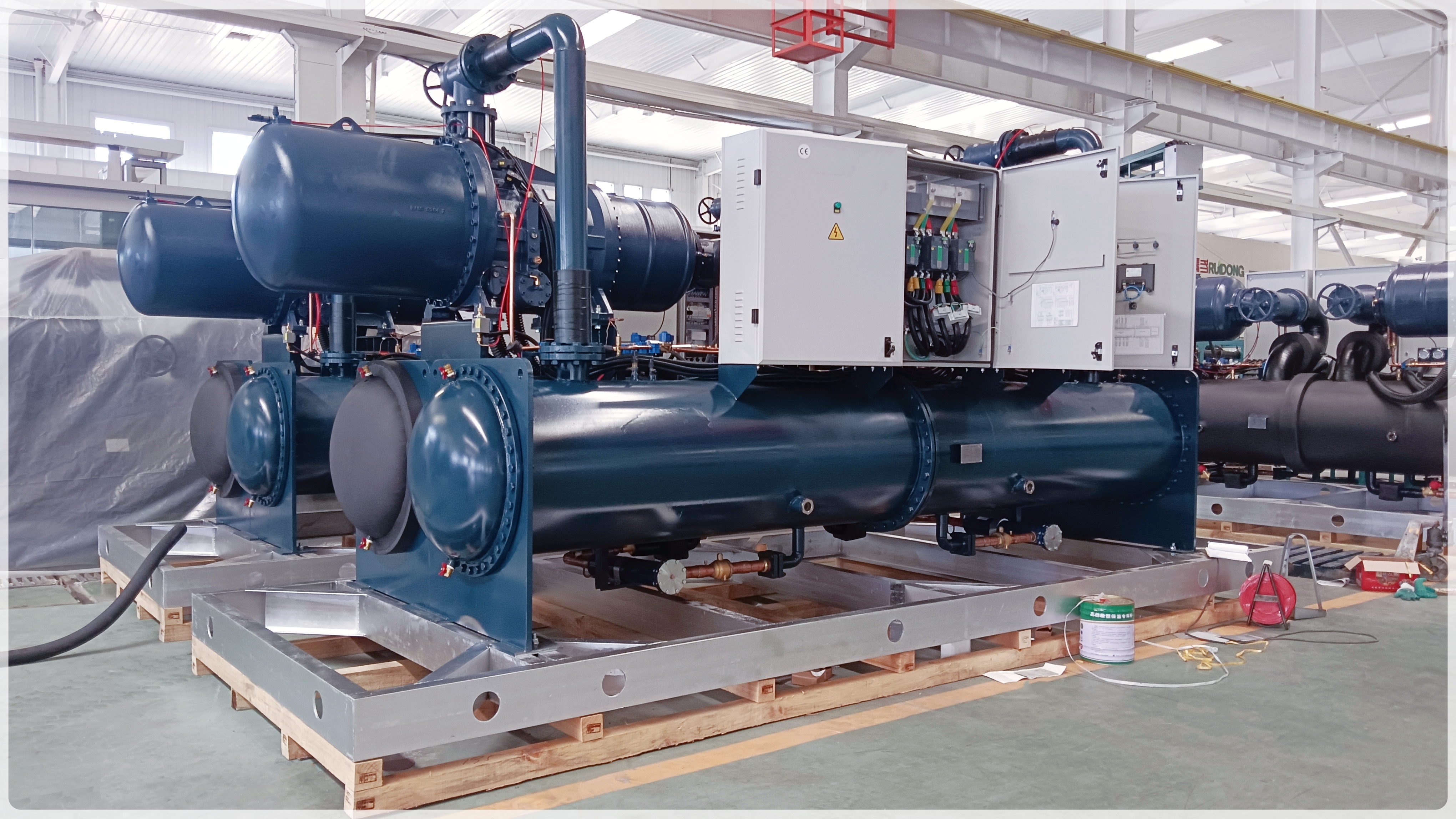 Figure 2- Water-cooled screw unit Abbildung 2- Wassergekühlte Schraubeneinheit